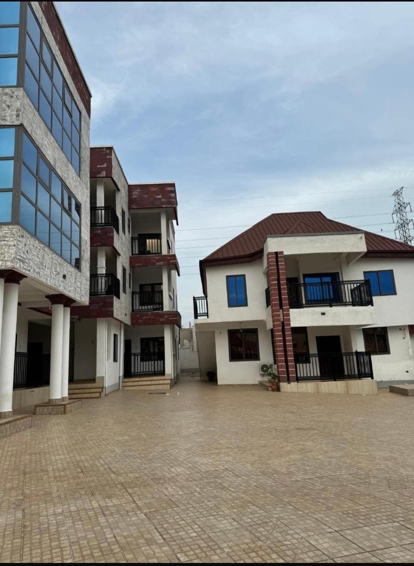Baffour Apartments Adiebeba Exterior foto